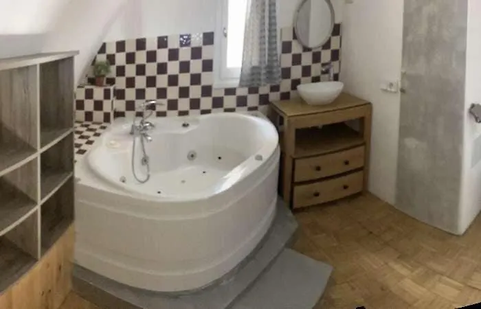 Appt 80 M2 Vue Port Avec Baignoire Balneo *